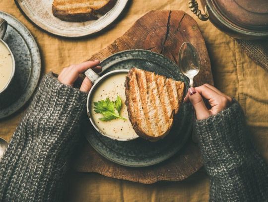 Aromatyczne zupy kremy, których na pewno nie jadłeś – poznaj smaki jesieni
