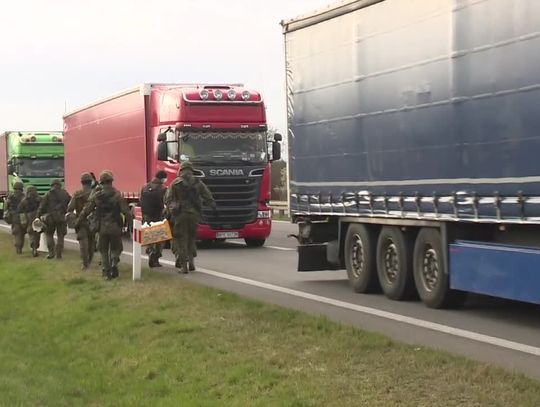 "Będziemy to robić trzy razy dziennie". Wojsko rozdaje jedzenie i wodę dla stojących w korkach na granicy polsko-niemieckiej