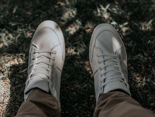 Białe buty - jak o nie dbać?