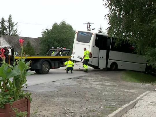 Bus z uczniami zderzył się z ciężarówką pod Nowym Sączem. Jedna osoba nie żyje, 33 poszkodowanych