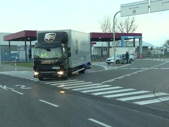 Ciężarówka z kolejną transzą 300 tys. dawek szczepionki na koronawirusa wyjechała z Lotniska Chopina