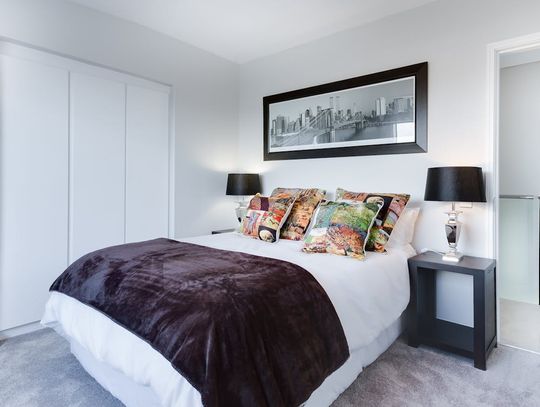 Dlaczego łóżka kontynentalne są tak popularne w Polsce? Sekret komfortu i elegancji