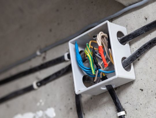 Dlaczego organizacja okablowania ma znaczenie dla bezpieczeństwa instalacji?