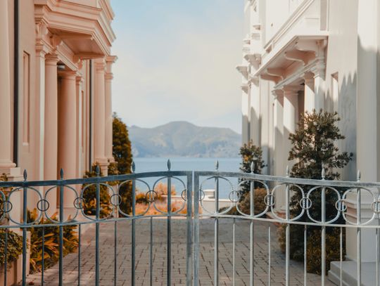 Dołożenie automatyki do starej bramy – czy to w ogóle ma sens?