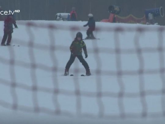 Dzieci na wyciągu narciarskim Sękowa Ski"Jeżdżą z głową"