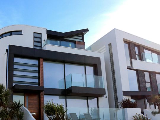 Fotowoltaika na płaskim dachu – czy to dobry pomysł?