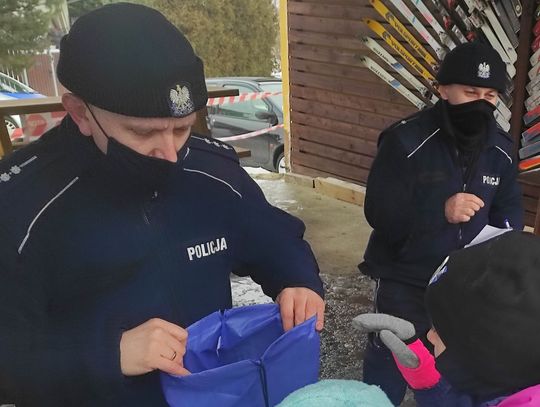 GORLICCY POLICJANCI SPOTKALI SIĘ Z DZIEĆMI NA STOKU W SĘKOWEJ