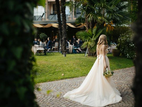 Hurtownia sukienek weselnych Numoco – czyli co naprawdę oferuje producent