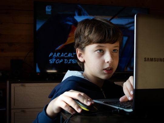 Jak dbać o bezpieczeństwo naszych dzieci i starszych osób w sieci?