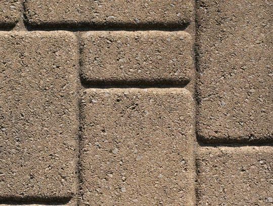 Jak odświeżyć kolor starej kostki? Poznaj impregnat koloryzujący do kostki brukowej