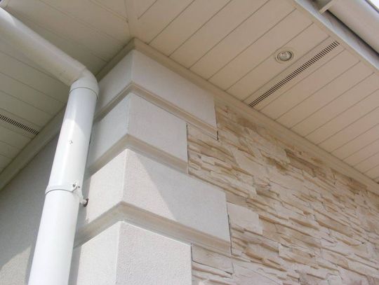 Jakie elementy elewacyjne warto wybrać do domu i budynków publicznych? 