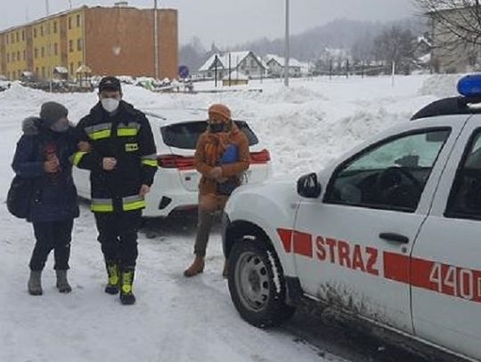 Kolejni seniorzy dotarli dzięki strażakom z powiatu gorlickiego do punktów szczepień