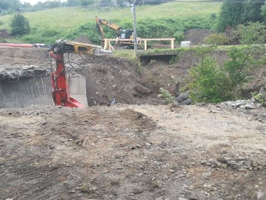 Koparka przewróciła się podczas pracy! Wyciek oleju do potoku!