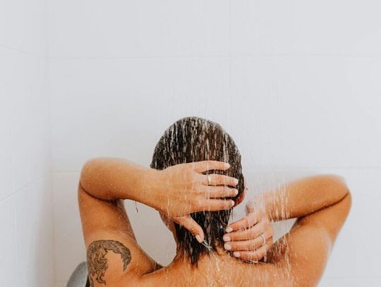 Krostki i zmiany skórne – kiedy łuszczyca głowy przybiera nietypową formę