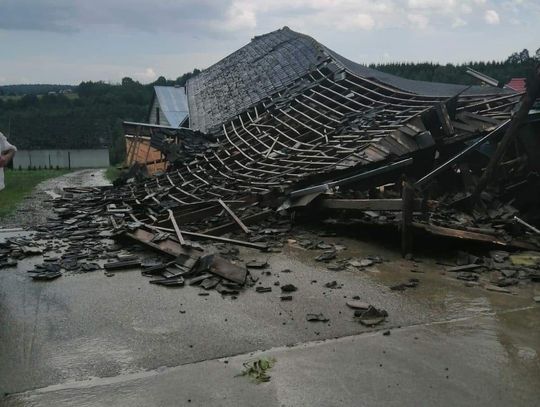 Moszczenica: Zawalony dach budynku gospodarczego