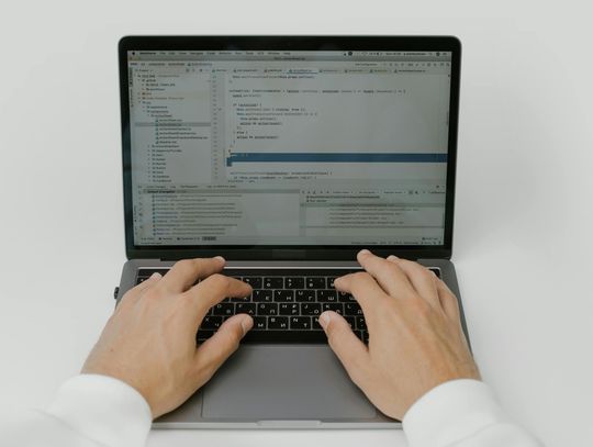 Na czym polega profesjonalna obsługa IT dla firm i kiedy jest potrzebna