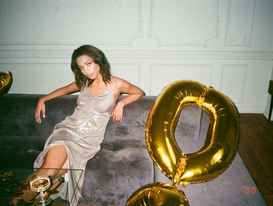 Najmodniejsze sukienki wieczorowe - jak wybrać idealny model na wyjątkową okazję?