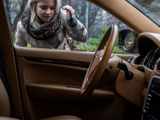 Nie możesz otworzyć drzwi auta przez kluczyki zatrzaśnięte w środku? Znamy na to rozwiązanie!