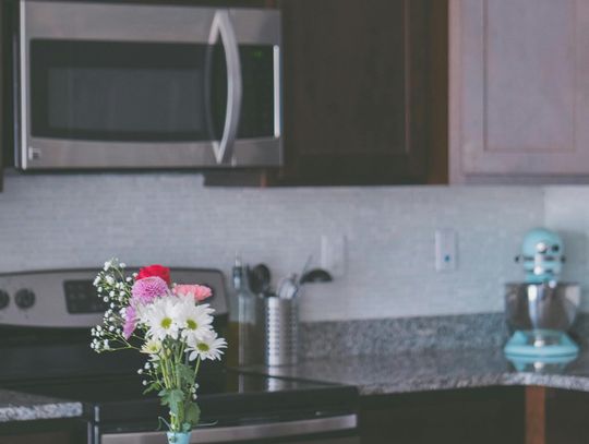 Nowa era materiałów wykończeniowych: fornir kamienny i płyta węglowa w nowoczesnych wnętrzach Nowa era materiałów wykończeniowych: fornir kamienny i płyta węglowa w nowoczesnych wnętrzach