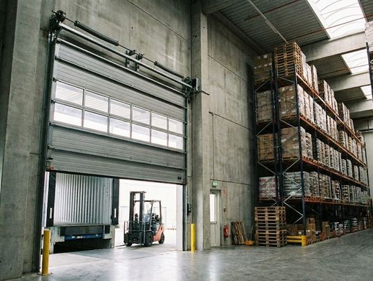 Nowoczesne materiały w konstrukcji bram przemysłowych ? połączenie lekkości z trwałością