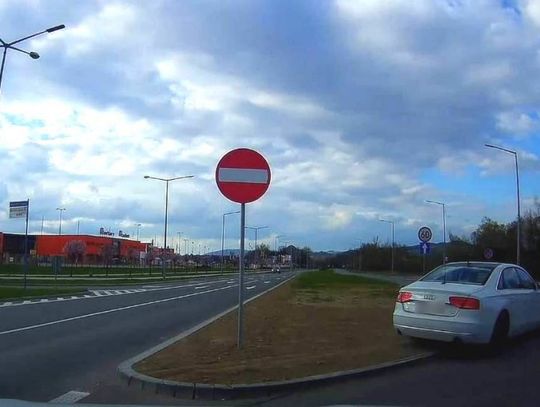 Nowy Sącz. WSPÓLNYMI SIŁAMI ZATRZYMALI NIETRZEŹWEGO KIEROWCĘ. 