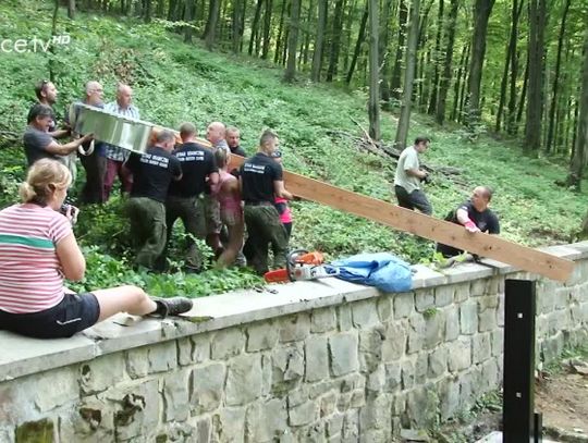 Odtworzono drewniany krzyż oraz ogrodzenie na cmentarzach wojennych w Małastowie oraz w Lipnej