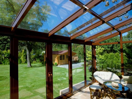 Ogród zimowy przy domku letniskowym ? sposób na przedłużenie sezonu na działce