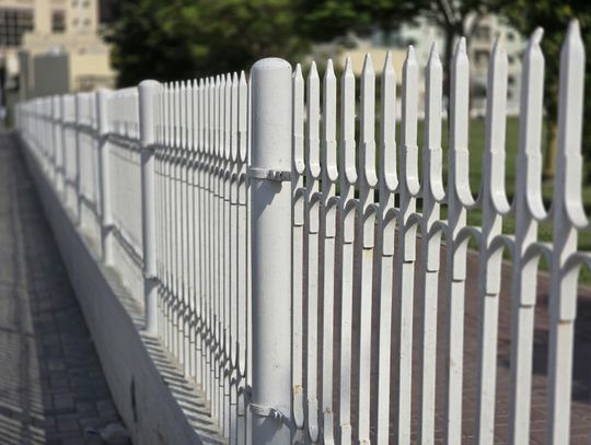 Ogrodzenie ze sztachet metalowych jako nowoczesna alternatywa dla drewna