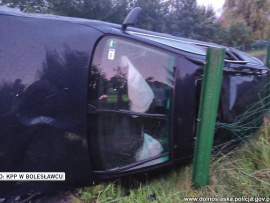 Pijany kierowca wypadł z drogi pod Nowogrodźcem. Wiózł dziecko bez fotelika i pasów