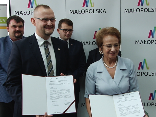Podpisano umowy na rzecz rozwoju zawodowego mieszkańców powiatu gorlickiego