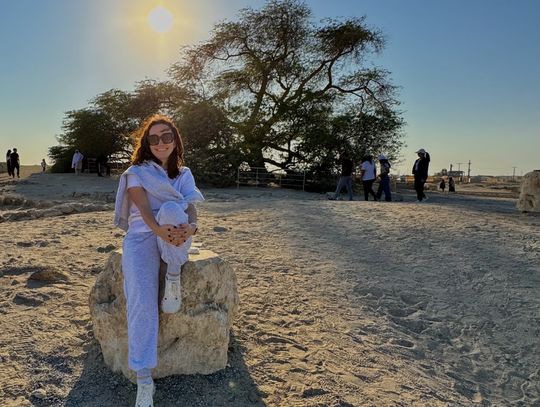 Stojąc na „ropie” na pustyni w  Bahrajnie, opowiadam o tym, że w Siarach powstał pierwszy szyb naftowy na świecie