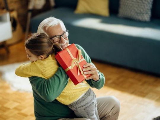 Świąteczne prezenty dla seniora — co wybrać?