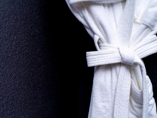 Szlafrok hotelowy, który zachwyci gości. Wafel, frotte, a może welur ? co wybrać?