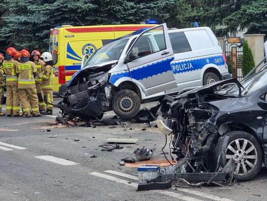 Szymbark. Zderzenie policyjnego radiowozu z samochodem osobowym