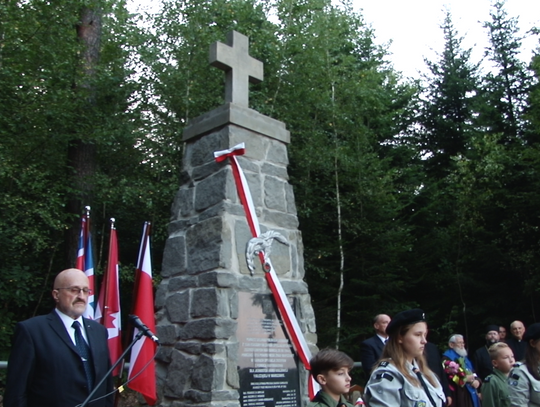 Uczcili pamięć poległych lotników Halifaxa w Krzywej-Banicy