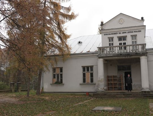 Umowa na remont Domu Młodzieży w Moszczenicy podpisana