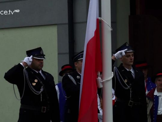 Uroczyste podniesienie flagi państwowej na maszt w Dominikowicach