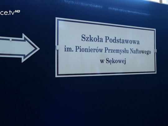 Uroczystość nadania Szkole Podstawowej w Sękowej im. Pionierów Przemysłu Naftowego oraz przekazania sztandaru