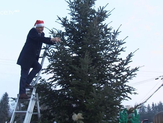 W Bystrej podczas Mikołajek rozbłysła świąteczna choinka