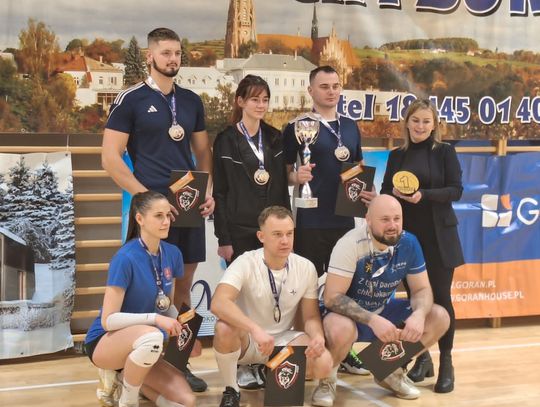 W Noworocznym Turnieju Piłki Siatkowej o Puchar Burmistrza Miasta Grybów zagrało 16 drużyn