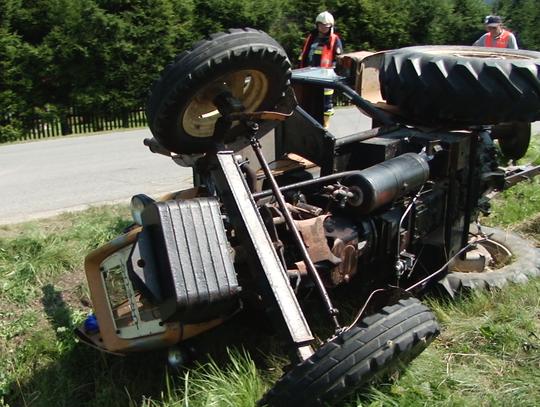 Wypadek traktorzysty w Wysowej Zdroju. Pojazd wpadł do rowu.
