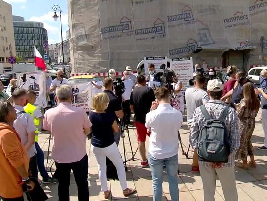 "Wysyłamy pisma od dwóch lat i żadnej reakcji". Poszkodowani w sprawie GetBack protestowali przed prokuraturą w Warszawie