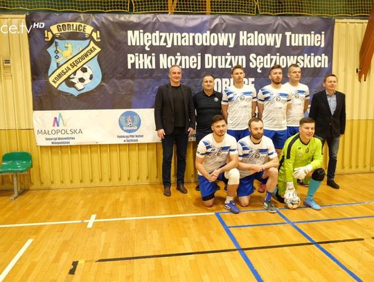 XXVIII Międzynarodowy Halowy Turnieju Piłki Nożnej Drużyn Sędziowskich wygrywają arbitrzy z KS Gorlice XXVIII Międzynarodowy Halowy Turnieju Piłki Nożnej Drużyn Sędziowskich wygrywają arbitrzy z KS Gorlice