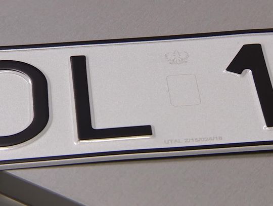 Zmiany w znakowaniu tablic rejestracyjnych pojazdów. Cztery nowe zabezpieczenia przed fałszowaniem