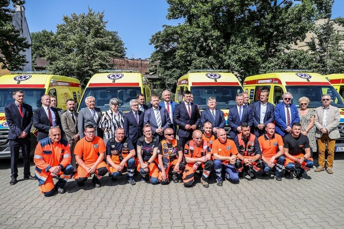 10 ambulansów dla małopolskich szpitali - jedna trafi do Gorlic