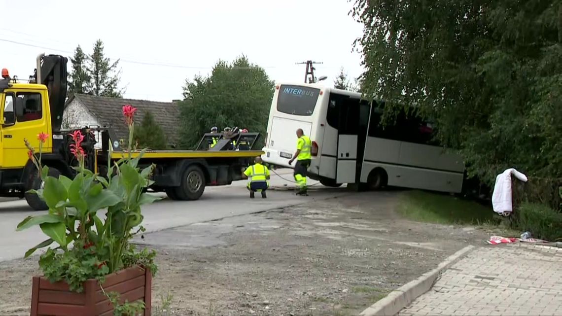 Bus z uczniami zderzył się z ciężarówką pod Nowym Sączem. Jedna osoba nie żyje, 33 poszkodowanych