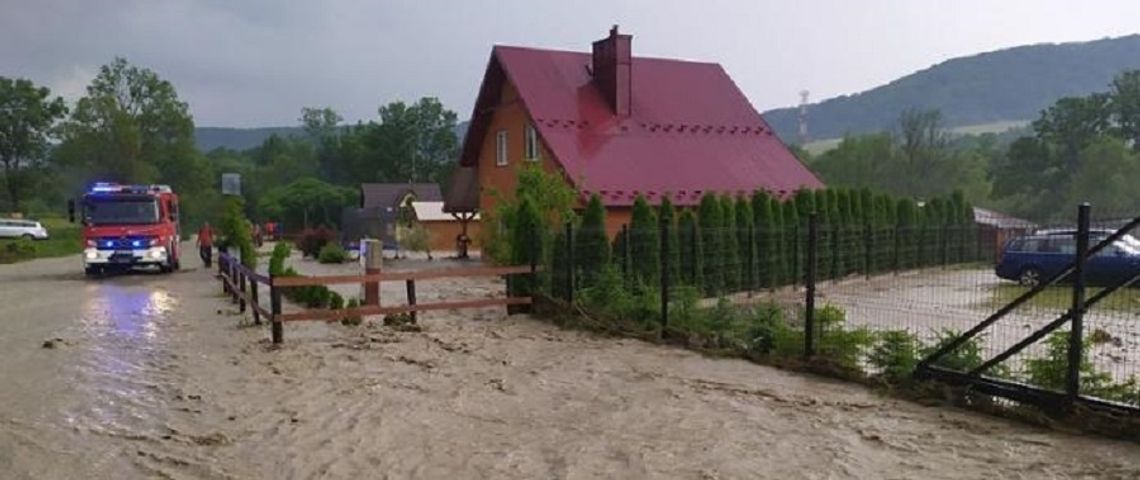 Działania strażaków związane z usuwaniem skutków gwałtownego deszczu w powiecie gorlickim