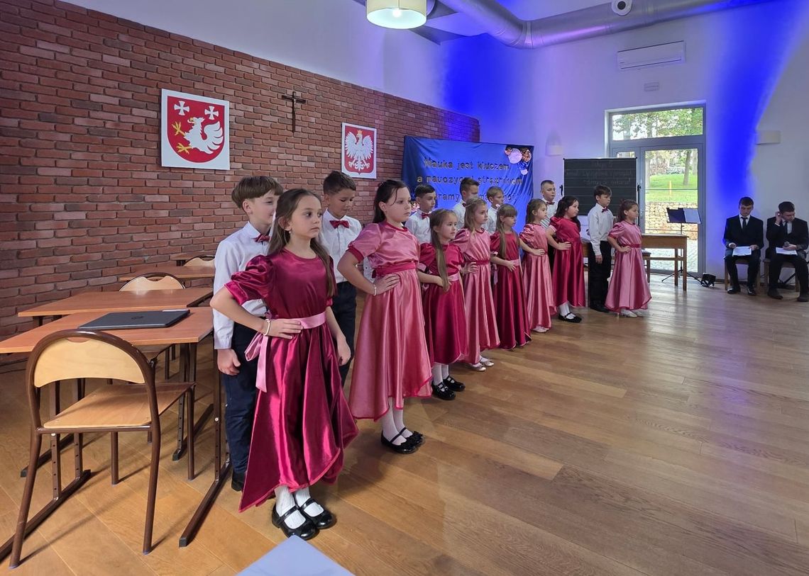 Gminny Dzień Edukacji Narodowej w Biesnej – magia światła, emocji i wdzięczności