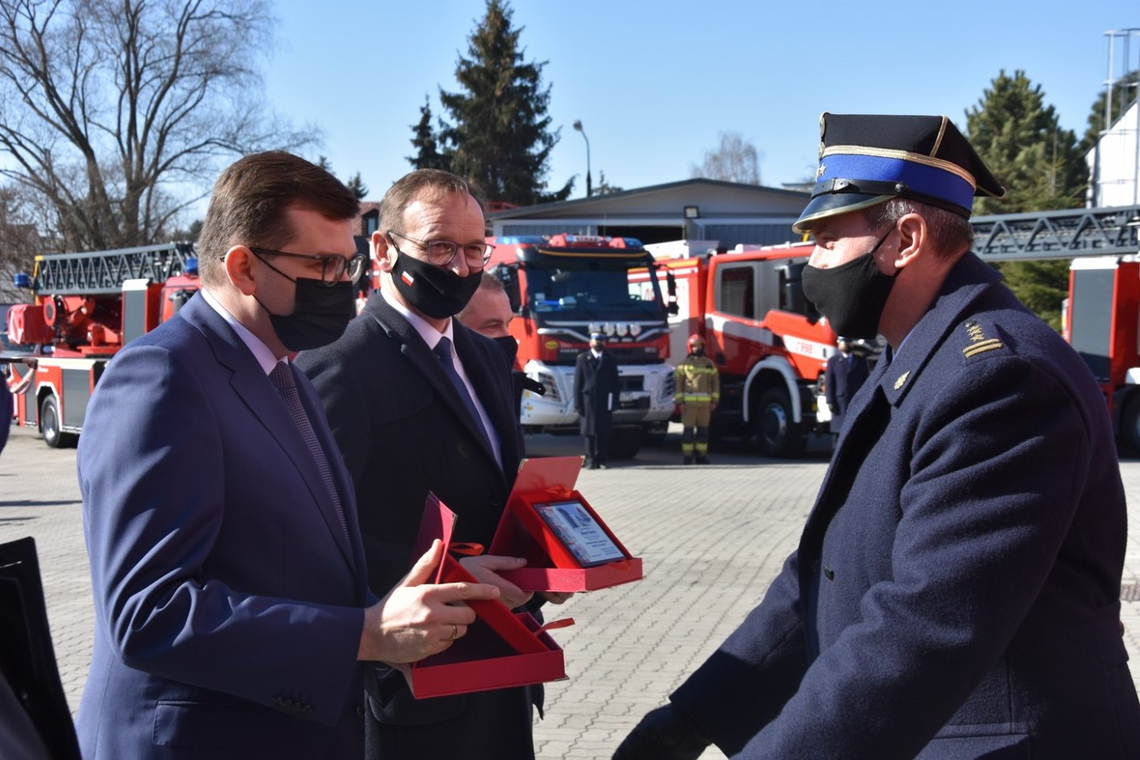 Nowe samochody i sprzęt pożarniczy dla małopolskich strażaków
