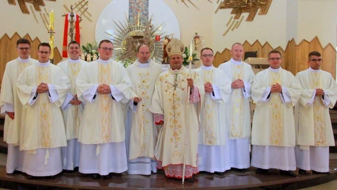 Ośmiu kleryków tarnowskiego seminarium przyjęło święcenia diakonatu, wśród nich był kleryk z parafii Siedliska